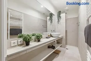 Sophisticated 1BR Near Opéra and Champs-Élysées - Image 4
