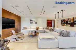 Villa Roxi, Chic 5BR Hideaway with Pool in Coconut Grove - Image 2