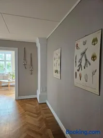 Lärarinnabostad i vacker byskola - Image 2