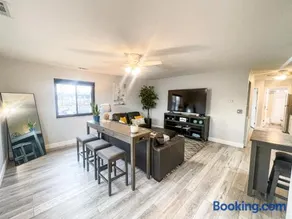 Side-by-Side Family Apartments - Sleeps 15 Total - Image 2
