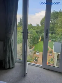 Spacious 4 bed house 10 min from Silverstone - Image 3