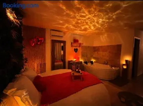 Love Room médiévale avec balnéo 32 jets & lit rond - Image 3