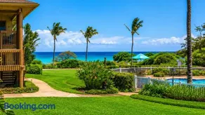 Oceanfront & Oceanview Pool View Fully Renovated Walk to Lydgate Beach - Image 2