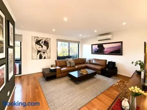 Designer Family Haven Near Parklands & Cafés - Image 2