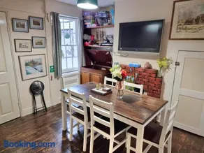 Canterbury within the city wall - Sleeps 7 - Pet-Friendly with Garden - Image 5