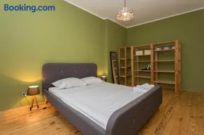 Colorful 2BDR Apartment in the City Center - Image 4