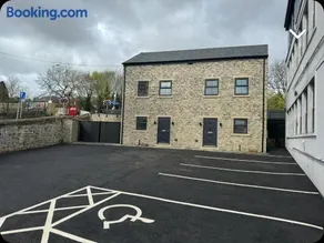 Newly constructed 3 bed town house next to the canal with Private Car Park - Image 1
