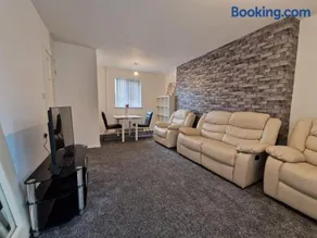 Eden Place - 3 Bed Flat - Includes Free Parking - Image 1