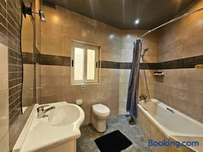 Bright & Spacious Village Apartment - Image 4