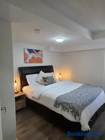 Modern 1 Bedroom Suite, Prime Location - Image 1