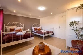 Green Valley Lounge Apartment - Image 2