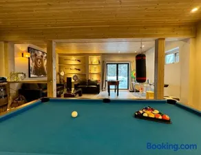 Holiday Cabin with Hot Tub and Billiard Table - Image 3