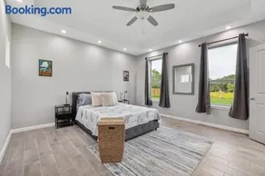 Modern Escape in Cedar Creek - Image 2