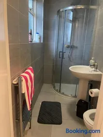 4 Bedroom house Heathrow - Image 2