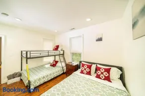 988 - 2 4BR Boston Cozy Getaway near Geneva Cliffs - Image 4