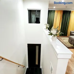 Luxury 3BR Retreat Near NYC - Image 4
