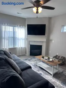 Spacious 3 bed 2 bath with King Master in Sycamore - Image 3