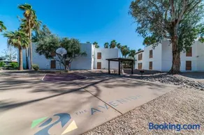 34B- Modern studio condo heated pool and dog park - Image 4