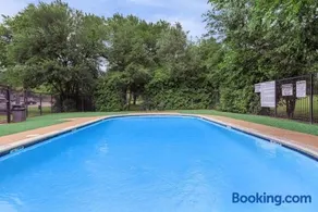Budget-Friendly 2Bd Apartment I Free Parking - Image 2