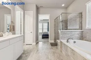 Elegant Spacious Home Near Omni PGA Frisco - Image 2