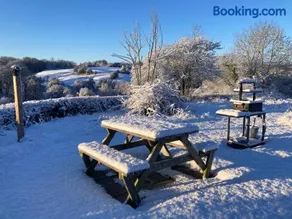The Dragon's Hut with cozy logburner - Image 3