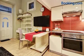 COOL COLORS FLAT LOCATED IN THE HEART OF BUDa - Image 2