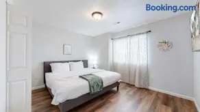 Convenient two bedroom near DIA - Image 4