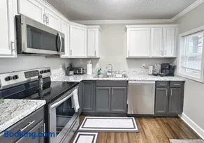 Stylish 2BR in Decatur - Big Deck - Pets OK - Fire Pit - Image 2