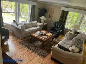 Super convenient and comfy home near Stowe, shopping and trails  - Image 4