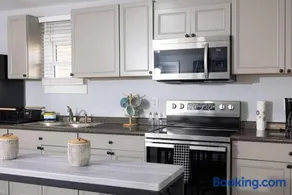 5 Min to Elon - In Unit Washer and Dryer - Fast Wi-Fi - Image 4