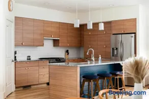 Peaceful & Spacious Modern Home - Lake Views! - Image 2