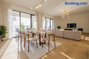 HiGuests - Experience Coastal Elegance at La Rive 2 in La Mer - Image 4