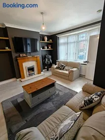 Pannell Avenue Spacious Home with Private Parking - Image 2