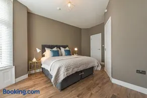 Modern Two Bed with En-Suites and Private Parking - Image 3