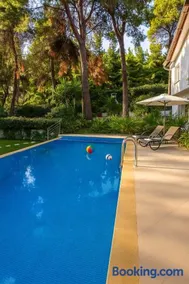 Hera's Resort with Private Pool and Lush Garden - Image 5