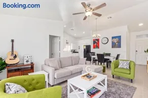 Vernon House 4BR Furnished Phoenix Home for Extended Stays - Image 5