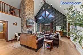 ⛷️ Stunning 8 Bed Mountain Chalet | Steps from Holiday Valley | Hot Tub, Sauna, Theatre & Bar - Image 2