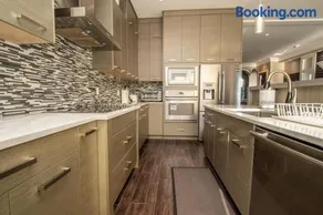 Family-Friendly Home 9 Beds Heart of Vancouver - Image 1