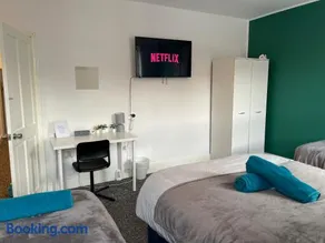 IVY GREEN HOUSE - STYLISH VALUE STAY, SLEEPS upto 7, LUXURY BEDS, CENTRAL, WIFI, NETFLIX, FREE PARKING - Image 3