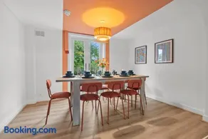 Spacious Home, Walk to City Centre & Free Parking - Image 3