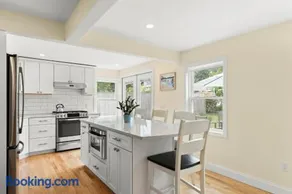 Modern Dog-Friendly Cape Cod Cottage Near Beaches - Image 1