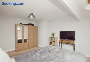 Lovely 2 bedroom flat in town centre by train station - Image 2
