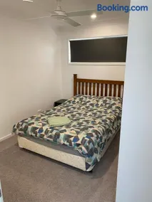 2BD Family or Couple Guesthouse Upstairs near Turf club, HOTA in Bundall - Image 3