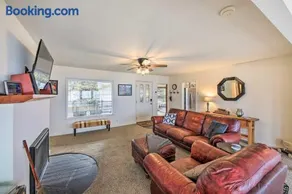 Waterfront Sagle Retreat w/ Hot Tub & Fireplace - Image 5