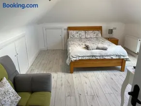 V93C9R0 Stone View Wonderful spacious two bed attic rooms private entrance private bathroom with kitchenette - Image 4