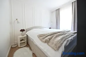 Signature Urban Studio with Garden & Private Garage - Image 3