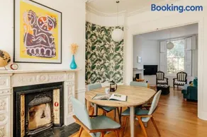 Homely 4 bedroom flat with private courtyard near Angel, East London - Image 5