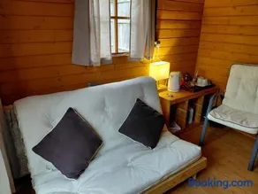 Heidi's Hideaway, Quirky wood cabin in Petersfield - Image 2
