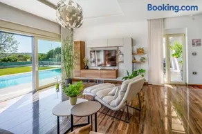 Villa Luen near Pula with large garden and private pool for families - Image 3