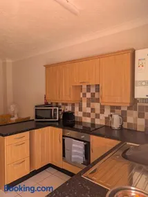 2 bedroom house Admiral Court - Image 3